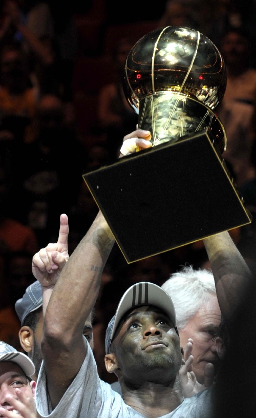 九游体育官网Scout在掘金比赛中出色防守，问鼎冠军引发热议！